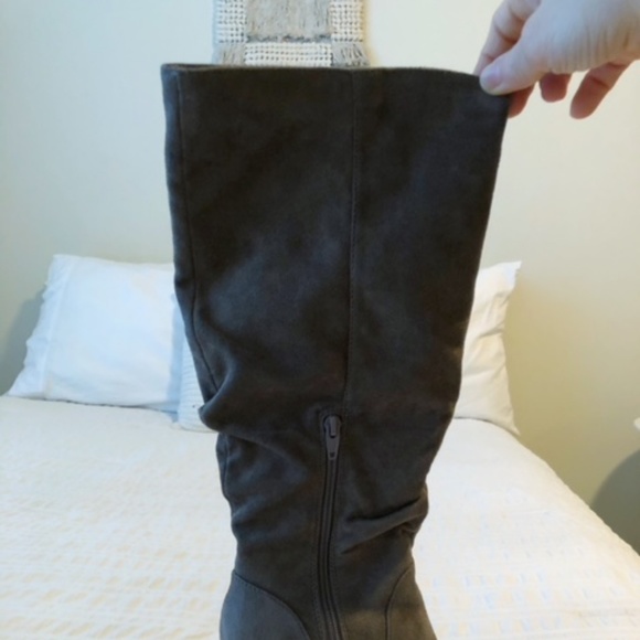 Never-Worn Brown Suede Boots - Picture 4 of 4